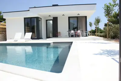 Image de Maison de vacances luxueuse Sunny Garden pour 4 + 2 personnes