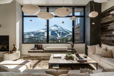 Image de Maison nouvellement construite avec accès privé aux pistes de ski, décoration contemporaine, vues à 360 degrés et bain à remous
