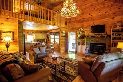 Image de Cabine 3br à Boone, vues sur le Mtn, bain à remous, table de billard, suite king, près du golf et attractions