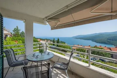 Appartement d'une chambre avec la terrasse et la vue sur le mer Rabac, Labin (A-16022-b)