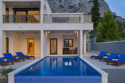 Image de Maison de vacances moderne avec piscine chauffée, trois chambres, terrasse, vue mer