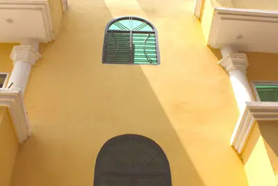 Image de Cet appartement comprend 2 chambres, 2 salles de bains privatives et une cuisine.