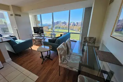 Image de Meilleur emplacement, confortable appartement de 2 chambres Ă coucher / 2 ba Tout inclus, sans frais