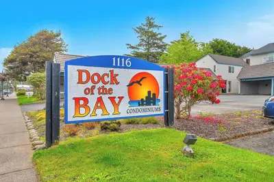 Image de Bay condo avant avec un accès facile à la plage située par le restaurant de la célèbre Mo!