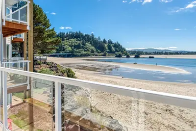 Image de Une vue imprenable de ce 2e niveau devant la baie condo Lincoln City!