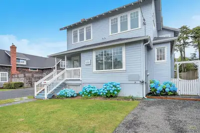 Image de Beautiful newly renovated beach home with easy beach access!