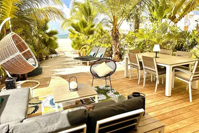 Image de Sur la plage, piscines, vue mer! Magnifique 2 chambres 2 bains rénové 2 à 4 per