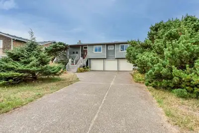 Image de Découvrez la maison de plage de 3 chambres à coucher avec bord de mer de Daly avec jacuzzi à Waldport!