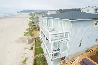 Image de Mignon 3 chambres 2. 5 salles de bain situé dans le coeur du meilleur de Lincoln City.