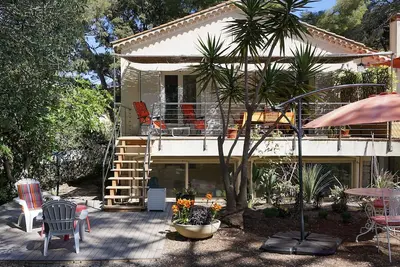 Image de Maisonnette dans villa sous la pinède: la plage des Pesquiers à pieds. . .