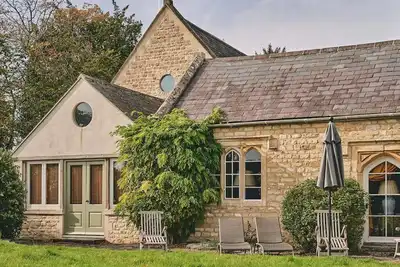 Image de Grande maison de campagne élégante des Cotswolds.