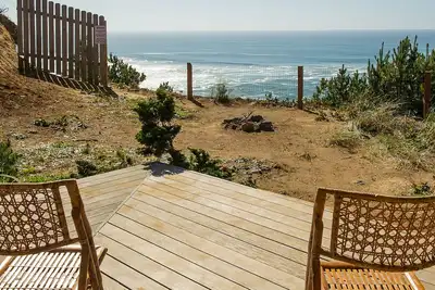 Image de Venez vous détendre et profiter de la vue majestueuse de cette maison en bord de mer paisible!