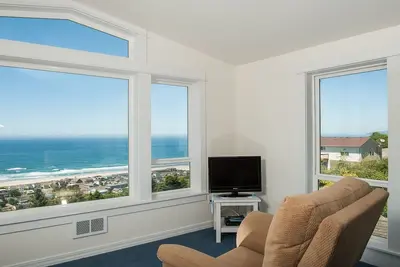 Image de Perché sur les hauteurs de Rockaway Beach, cette maison a une vue imprenable sur la côte!
