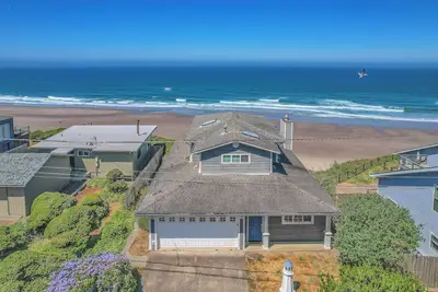 Image de Roads End Lighthouse - Luxe et le front de mer dans le quartier Roads End Incroyable!