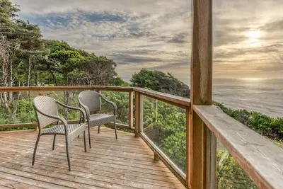Image de Une vue imprenable et couchers de soleil de cette maison de plage située à Beverly Plage