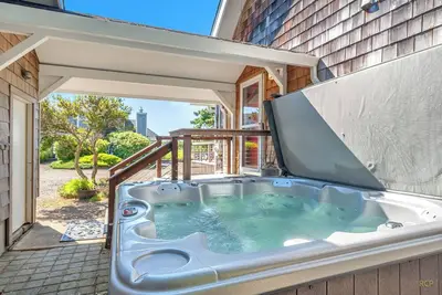Image de Heron House: une belle maison de front de la baie à Lincoln City avec vue panoramique!