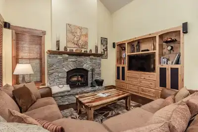 Image de Élégante maison de ville située sur le trajet de la navette de ski avec vue sur la montagne et cheminée à bois