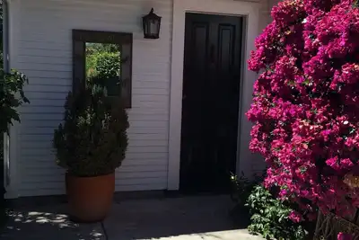 Image de San Jose Rosegarden Cottage - Prêt pour les affaires