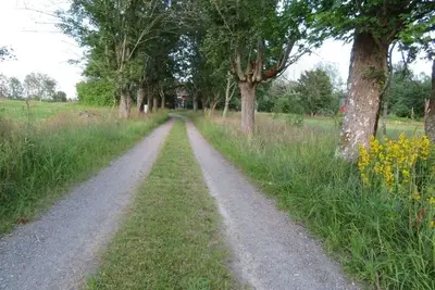Image de Grande maison de lac avec bateau au lac Asnen. Internet rapide par fibre.