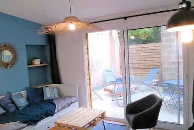 Image de Maison  avec cour privative - entre le centre-ville et le port Netflix et WiFi