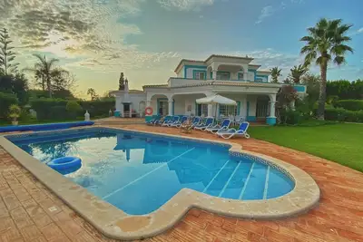 Image de Villa de rêve golf avec piscine privée, immense jardin et vue mer