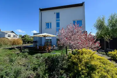 Image de ✮Holiday Home ♥ 8 personnes peuvent séjournerTerrasse♨Bbq❁Garden✮