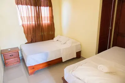Image de Tropical Island Aparthotel - Studio Familial 1 Lit Double 1 Simple - Wi-Fi Gratuit - Bel appartement 1 chambre avec cuisine complète, balcon, à Santo Domingo Este