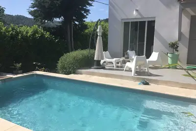 Villa Manosque vue sur colline. House  in Provence with pool & view on the hill.