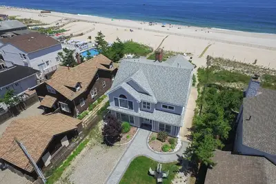 Image de Ocean Front Beach House. À distance de marche de Jenkinsons.