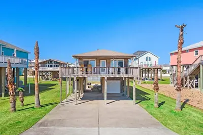Image de Courte promenade à la plage - Boho Chic Vibe - Nouveauté Vrbo - Magnifique Remodel