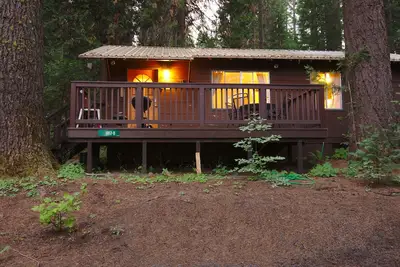 Image de Venez Ă la maison Ă la cabane Little Pine Ă Yosemite Forest Lodge!