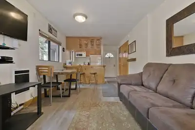 Image de Forest Condo par le Village! 1 Bdrm, Spa, 2 Voitures