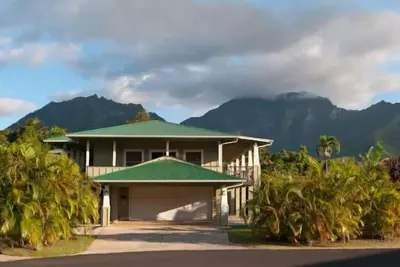 Image de 2 minutes Ă pied du sable de la baie de Hanalei, magnifique maison sur cul-de-sac
