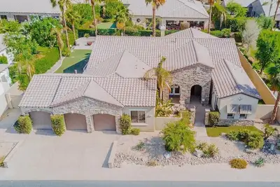 Image de Beautiful Desert Home \/ Marchez vers les festivals \/ Piscine \/ Foyers