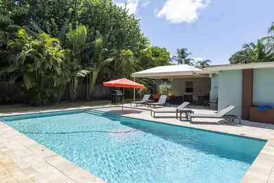 Image de Blue Tempo - Luxury Retreat ~ Piscine privée d'eau salée chauffée à 2 blocs de Wilton Dr