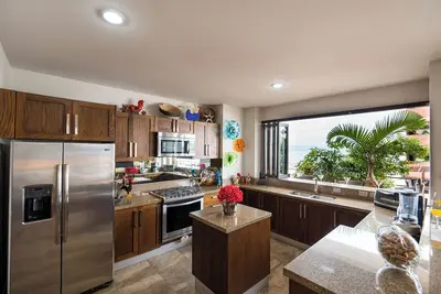 Image de R305 2 Bed 2 Bath Suite Partial Ocean View