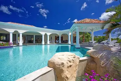 Elégante villa de 6 chambres avec une magnifique piscine de forme libre