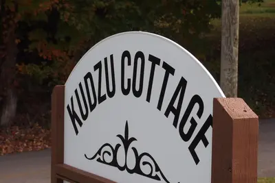 Image de Cozy, Cottage moderne près du centre-ville avec un accès facile à Tennessee 11e