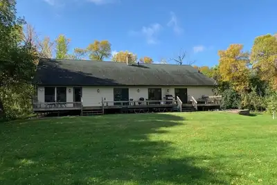 Image de Cabine privée située entre les lacs de pêche et à côté d'acres de bois.