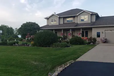 Image de Large Home seulement 4 miles Ă Eaa