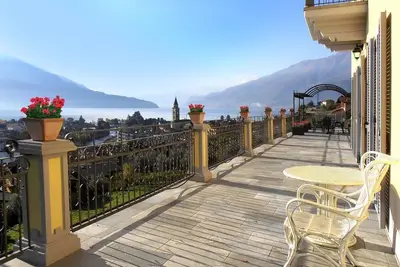 Villa avec vue sur le lac, piscine privée et bain à remous! 10 minutes à pied de la plage