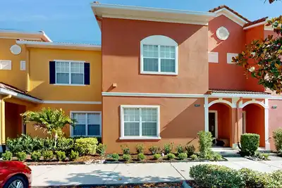 Image de Maison de ville spacieuse avec piscine privée, tennis partagé et salle de gym - près de Disney!