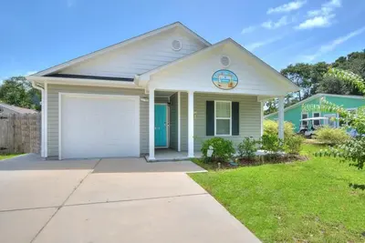 Image de Abordable et belle 3 chambres / 2 salles de bain Family Beach Home-12 minutes à pied de la plage-9 personnes