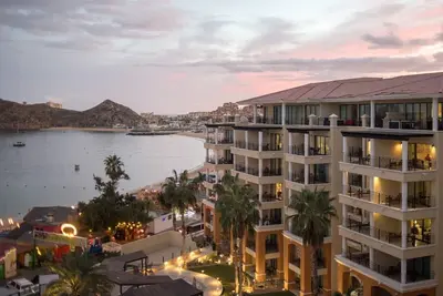 Image de Vues à 180 degrés de la belle 1 Chambre + Condo - Beach Front