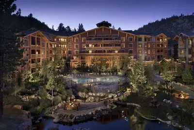 Image de Gorgeous Village Lodge 2br Condo 400+ Avis! Belle rénovation, rare. . .
