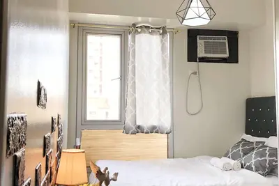 Image de Cozy City Themed Room avec 16 Mbps Wifi