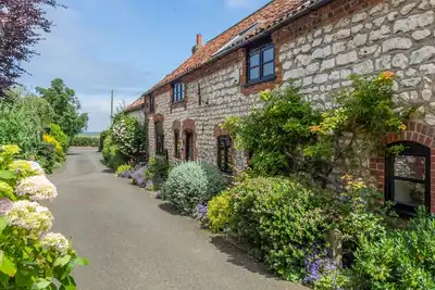 Image de Une belle grange en brique et en craie, située dans le village de Titchwell.