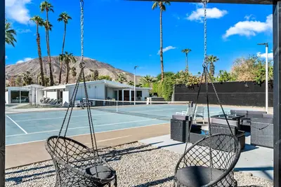 Image de Maison Mid-Century avec court de tennis privé et piscine