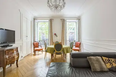 Rare appartement 3br par le boulevard Saint Germain, à quelques minutes de Notre Dame, par Veeve