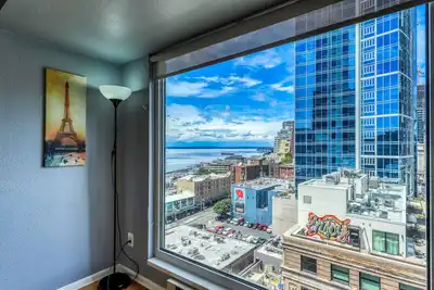Image de Belle suite de Seattle avec piscine et bain à remous communs, à pied de Pike Place!